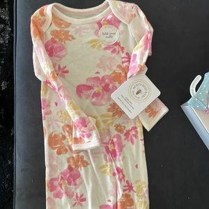 Burt’s Bees gown with hat NWT 0-6M